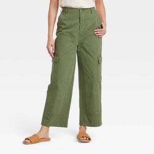 Universal Thread Cropped Army Green Cargo Pants